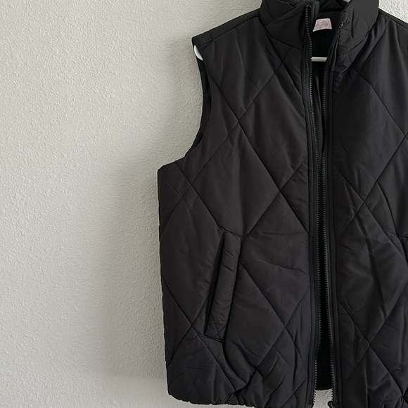 Pink Lily MOUNTAINSIDE MOMENT BLACK QUILTED PUFFER VEST - Picture 5 of 10